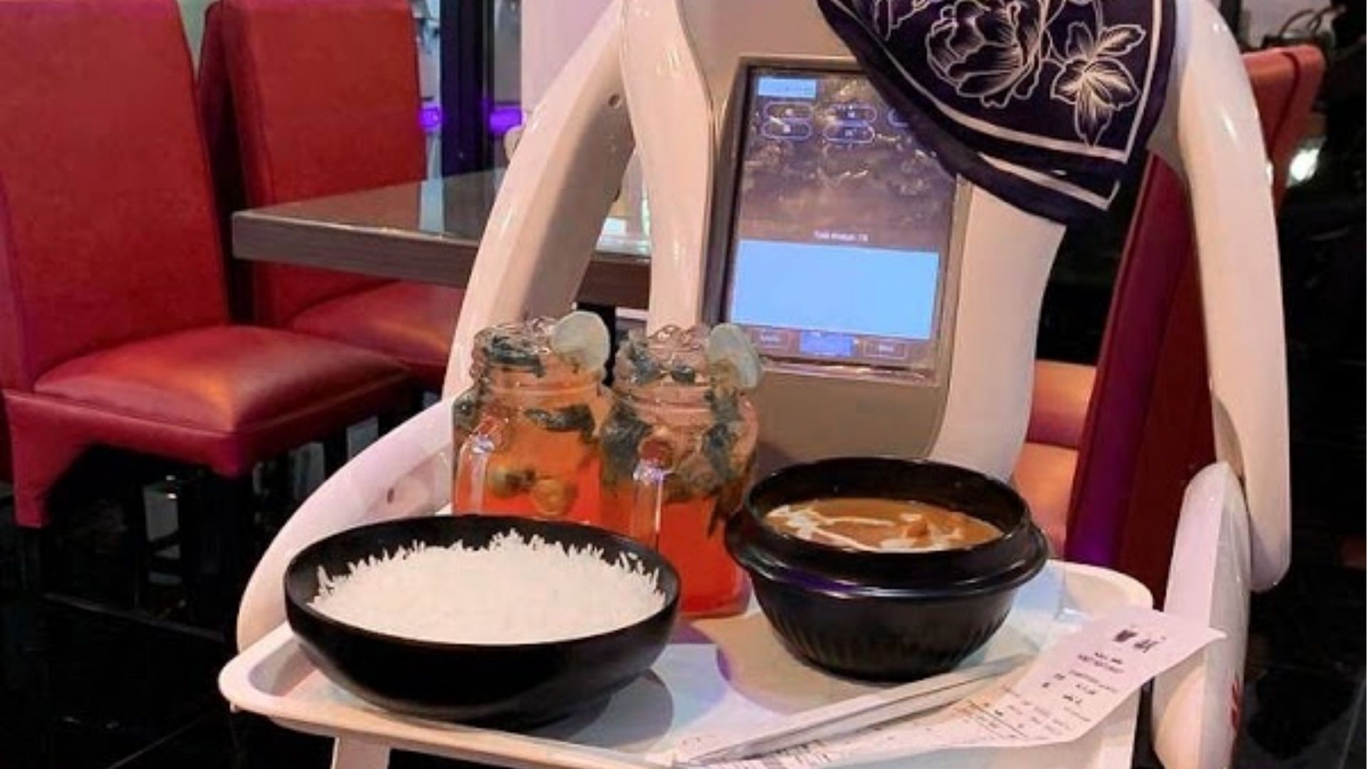 مطعم الروبوت جازان - روبوتات ذكية تقدم الخدمة بكفاءة عالية