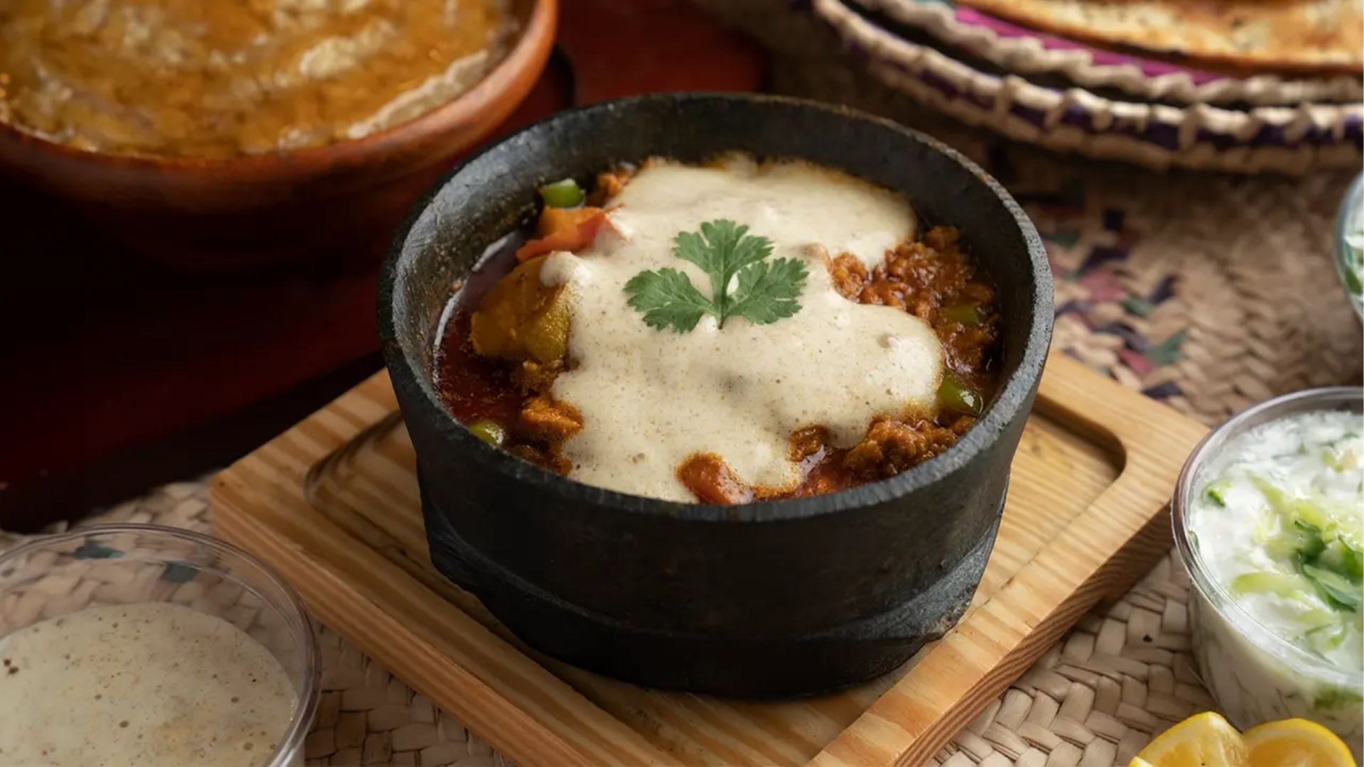 مطعم قصر غمدان جازان - الحنيذ اليمني الشهير والخبز التنوري